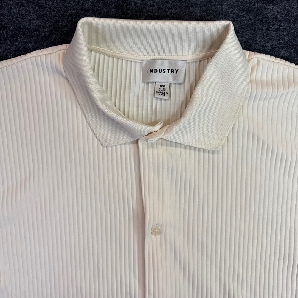 INDUSTRY Plissé Pleated Button Up Shirt Mens Small Cream Off-White Short Sleeve‎